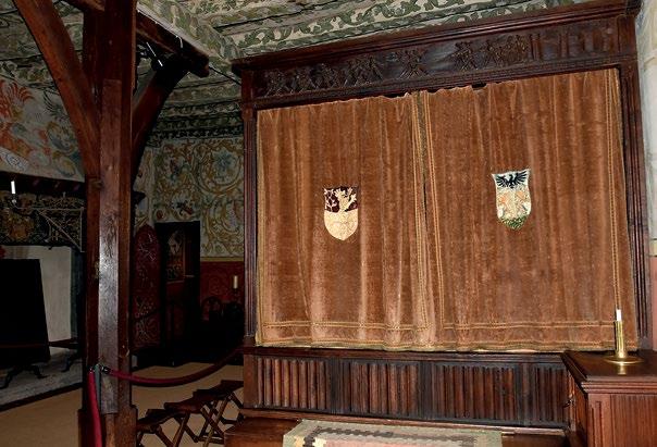 Najcer Sabljak, 2017.) Eltz Castle, bed curtains with coats of arms of families Eltz and Pejačević (photo: J. Najcer Sabljak, 2017) Eltz-Kempenich i desno grbom obitelji Pejačević (sl. 12).
