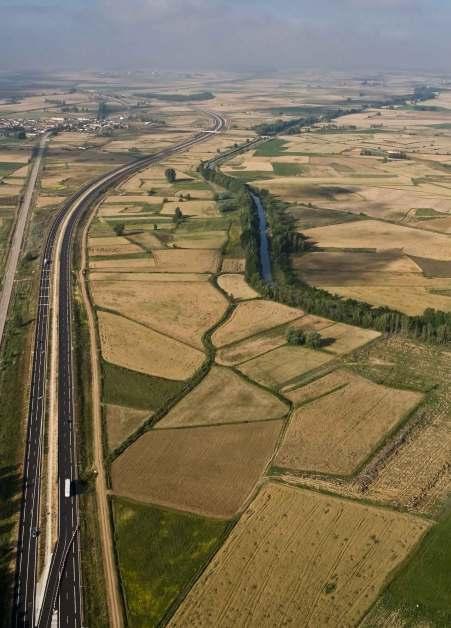 Life Canal de Castilla Bulletin nº 8 september of 2010 The Canal de Castilla as green corridor Because of its heritage regarding hydraulic and industrial engineering, buildings, culture and