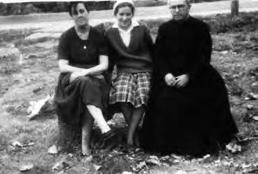 18 Arturo Rivas Castro (1898-1974), un sobranceiro físico e químico de Sabucedo (A Estrada) A. Rivas coa súa sobriña Lourdes (no medio) e maila dona de seu irmán Felipe.