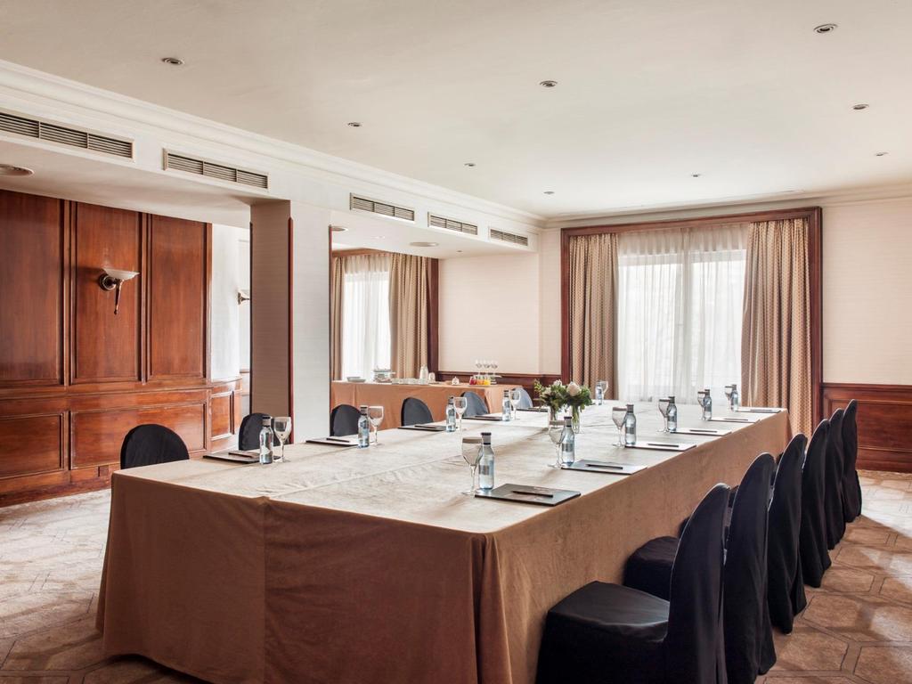 DISCOVER OUR MEETING ROOMS: SEGOVIA Meeting room with views to the