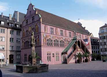 Obsega površino 8280 kvadratnih kilometrov in je s tem najmanjša francoska regija. Glavno in hkrati največje mesto Alzacije je Strasbourg, ki je tudi sedež evropskih institucij.