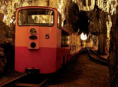 Edinstvena kraška oblika, ki jo v spominu nosijo premnogi obiskovalci z vsega sveta, pa v svoji podzemski notranjosti skriva tudi svojevrstno posebnost iz sveta železnice.