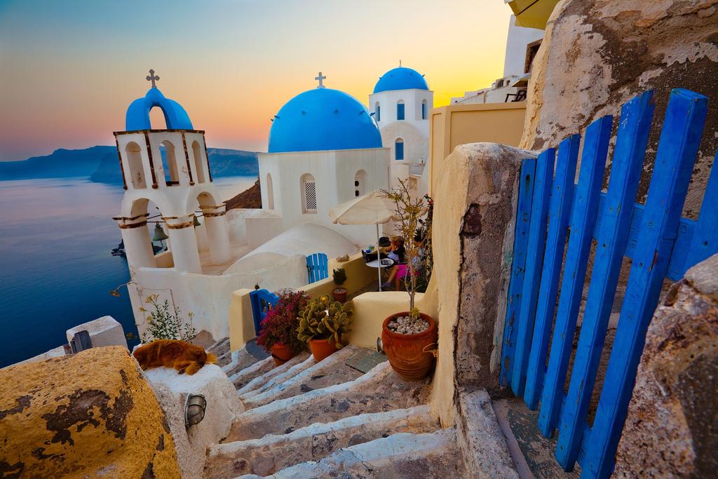17 Day Greece in Depth Return International airfares Deluxe 3-4 star accommodation throughout Breakfast daily & welcome dinner Professional tour manager throughout In depth sightseeing in all cities