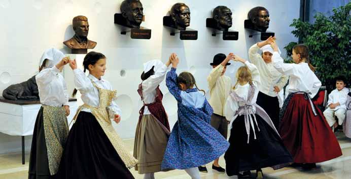 Zdravniki v prostem času Otroška folklorna skupina Vrtavke iz Šenčurja je v praznovanje slovenskega kulturnega praznika prinesla prisrčnost in upanje, da ima naša kultura dobre perspektive.