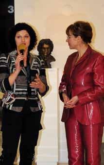 Zdravniki v prostem času Slavnostna razstavljavka je bila kiparka Irena Brunec Tébi (v pogovoru z voditeljico prireditve prof. Zvonko Z. Slavec). V ozadju je njen kip F. Prešerna.