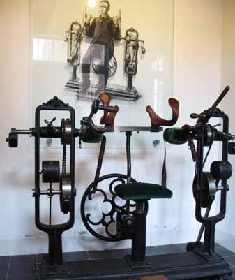 iz zgodovine medicine Slika 4: Zanderjevi aparati za mehanoterapijo v muzeju zgodovine medicine Boerhaave v Leidnu na Nizozemskem (foto: Duša Fischinger). (slika 3).