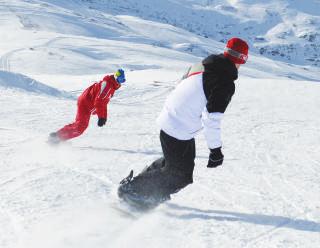 From beginners to expert skiers, our Alpine skiing or snowboarding instructors are here to help evaluate your level and advise on classes to attend.