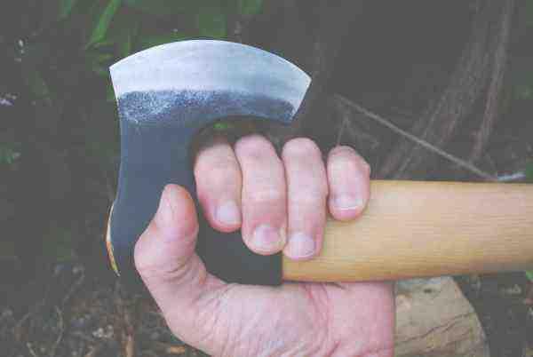 The profile is very thick, with a very straight bevel going on 2 to 3 centimetre (check the picture). The handle is made from linseed oil protected birch wood, and is fairly thick.