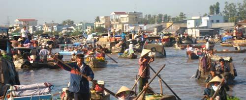 At the floating market you can watch locals aboard their small boats trading fresh goods and local commodities.