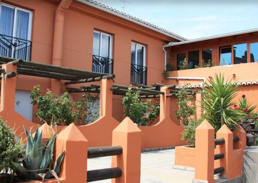 The Camino Hotel is equipped with fantastic leisure facilities: pool, gardens, study rooms, etc.