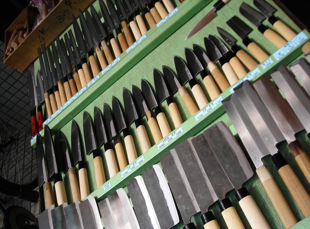Buying a Sushi Knife In this section, I will go over the Do s and Don ts of buying knives. There are plenty of websites out there that will tell you that they sell high quality, cheap knives.