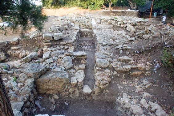 We noted at the time that the long and narrow space, of which we excavated the easternmost part in 2008, was sealed on top by a plaster floor dating to the time of either the latest or the