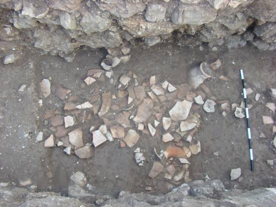 pottery. Excavations during 2009 (Fig. 4b) revealed that below the white plaster floor (L. 2135, 2175) and its stone makeup (L.