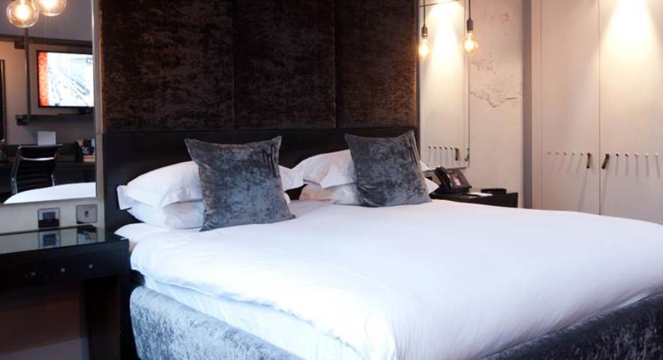 Enjoy our great beds, moody lighting, and power showers. Guests can enjoy drinks at the Chez Mal Bar and dinner at the hotel s Chez Mal Brasserie, where you'll find British and French-inspired dishes.