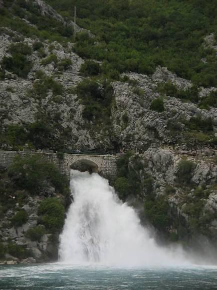/s to 24 m 3 /s. However, the minimum discharge (2.3 m 3 /s) is not affected by the applied measures (Milanović P. 2006). Fig. 10 Ombla spring (Rijeka Dubrovaĉka source, Croatia, photo Z.S.