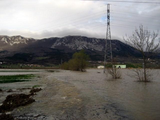 V zgornjem toku so bile poplavljene lokalne ceste v Uhanjah, odsek lokalne ceste med Velikimi Žabljami in Vrnivcem, odsek lokalne ceste od železnice proti Brjam.