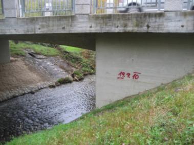 Slika 41: Oznake dosega vode v Renčah (levo), Orehovljah (most čez potok Vrtojbica) (v sredini) in na lokalni cesti Male Žablje Velike Žablje čez potok Vrnivec (desno) (Hidrotehnik, 2012) Pri