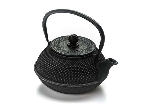 Perfectly design for travel and everyday use. 404S 3 QT WHISTLING TEAKETTLE Constructed in stainless steel for long lasting durability. Whistling spout reminds you when water is boiling.