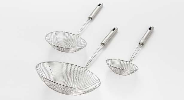 comfortable handling. Graduated sizes and a wide rim for all your kitchen needs. SET INCLUDES > 4 6.5 8 OPEN STOCK > 368-5.