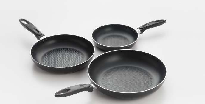 536-538 PROFESSIONAL ALUMINUM W/ NON-STICK COATING Constructed in heavy 3.0mm aluminum and non-stick coating to ensure beautiful cooking results and easy cleaning.