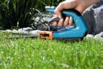Non-stick coated, wave-ground cutting blades keep the grass in the cutting area and thus ensure easy,