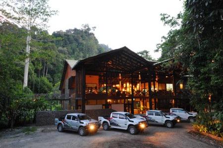 ACCOMMODATION DANUM VALLEY BORNEO RAINFOREST LODGE Set besides the waters of the Danum River, this wonderfully rustic and award winning lodge is capable of accommodating up to 60 people in 31 chalets.