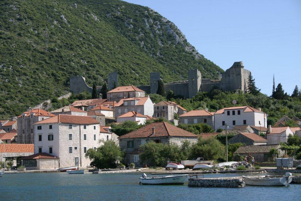 Both towns are major gastronomic destinations, famous for the mussels and oysters that have