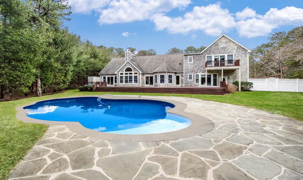 Data Highlights: First Quarter 2018 Cover Property: 8 Fieldview Lane, East Hampton Halstead.com Web #100847 The total number of 1Q18 South Fork sales climbed +23.4% compared to 1Q17 (332 in 2018 vs.