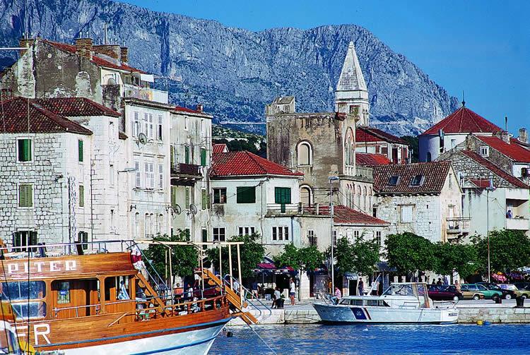 Venetians ruled over most of the Adriatic, Hvar s importance grew. After lunch explore Hvar town, set between towering peaks and the sparkling Adriatic.