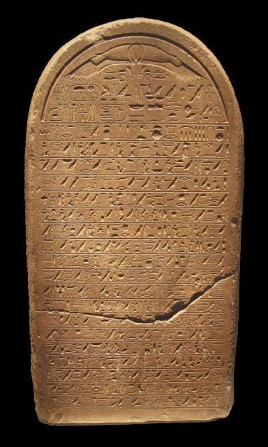 ) iz Dvanaeste dinastije postavio je kamenu stelu kod Semne u Nubiji na kojoj je, uz ostalo, kazao: "Zarobih njihove [tj. nubijske] žene, odvedoh njihove ljude...". Faraoni Novoga kraljevstva, također su odvodili poražene neprijatelje.