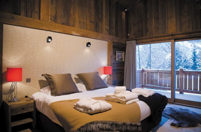 BEDROOMS Chalet Amazon Creek Bedroom 1 Master suite on the first floor - King size bed with en-suite bathroom with bath and shower cubicle. Balcony terrace overlooking the Aiguille di Midi.