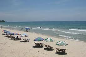 Sau đây chúng ta có thể thăm quan một số bãi biển đẹp trong khu vực: Bãi Dài: là bãi biển đẹp thuộc xã Hạ Long trên đảo Cái Bầu.