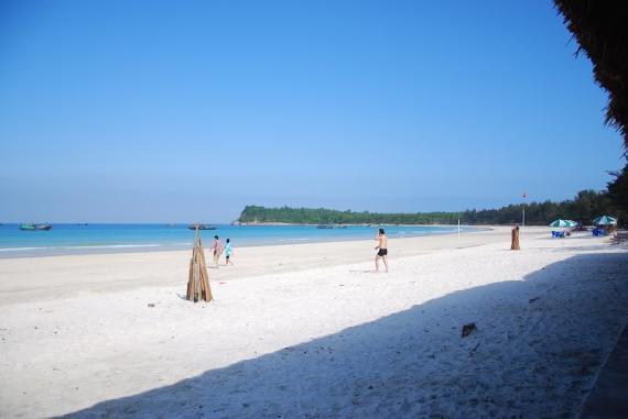 Bãi Minh Châu: thuộc xã Minh Châu, bãi có chiều dài hơn 5km, tiếp giáp với 2 bãi biển đẹp khác là bãi Robinson và bãi Rùa.