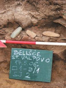 Hrvatski arheološki godišnjak 3/2006 Iskop 3, dječji grob (foto: J. Šimić) Iskop 1 imao je površinu od 200 m². U gornjim se slojevima, kao i drugdje, sopotski materijal miješao sa starčevačkim.