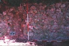 Hrvatski arheološki godišnjak 3/2006 pristup prezentiranom dijelu lokaliteta, probijen je ulaz iz postojeće barokne grobnice koja se nalazi ispod južnog dijela cinkture.