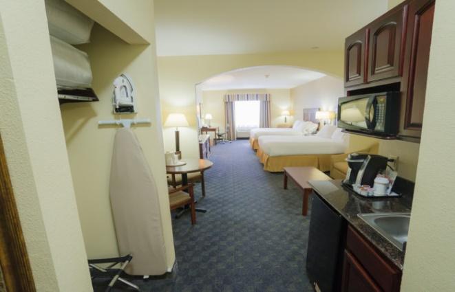 PROPERTY SUMMARY THE OFFERING Property Holiday Inn Express & Suites Pampa Price $2,800,000 Property Address 3119 Perryton Pkwy, Pampa, TX SITE DESCRIPTION Number of Rooms 69 Year Built/Renovated 2006