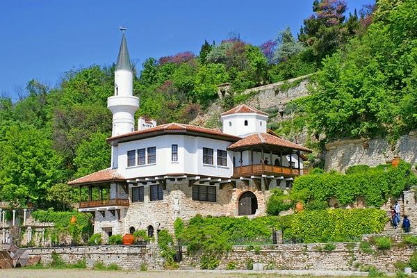 Though Balchik is only about 10000 to 12000 of citizens it is the second largest town in Dobrich region, rich for historical reason in