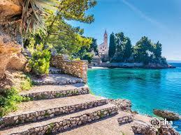 SUTIVAN PROJEKT INVESTMENT TOURISM LIVING ABOUT THE ISLAND OF BRAČ With an area of 395 km² is the third