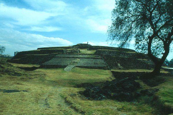Kruzna piramida Cuicuilco, smjestena juzno od Mexico City-ja, spada medju najstarije kamene strukture u Srednjoj Americi prema geoloskim nalazima starija je od 10.000 godina.