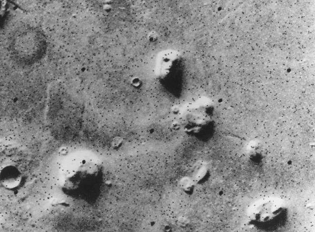 Slika 8: Necenzurirana fotografija predjela Sidonije na Marsu poslana je sa svemirske letjelice Viking 1976. godine. Kamena struktura Lica je napadno vidljiva.