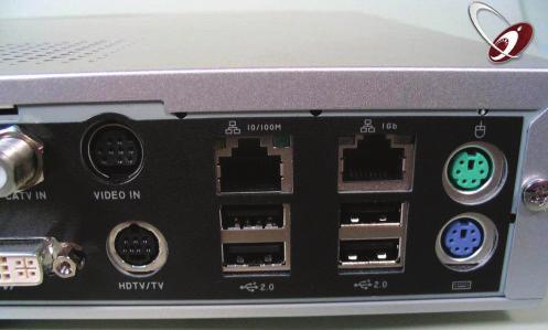 Mrežne katice mogu biti ugrađene u matičnu ploču (integrisane) ili naknadno ugrađene. Na slici 3.22 je dat prikaz standardne mrežne kartice, utičnica na kućištu računara za nju i kabla za povezivanje.