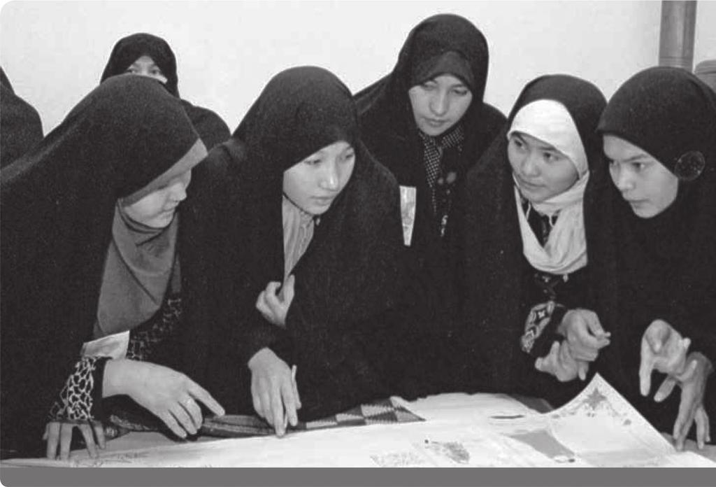 Нэгдүгээр хэсэг. Хүний эрхийн боловсролын оршил Афган дүрвэгч охид Иран улсын Варамин дахь сургуульдаа Афган дүрвэгч охид Иран улсын Варамин дахь сургуульдаа: НҮБ: Фото зургийг Эскиндер Дебебе 2.
