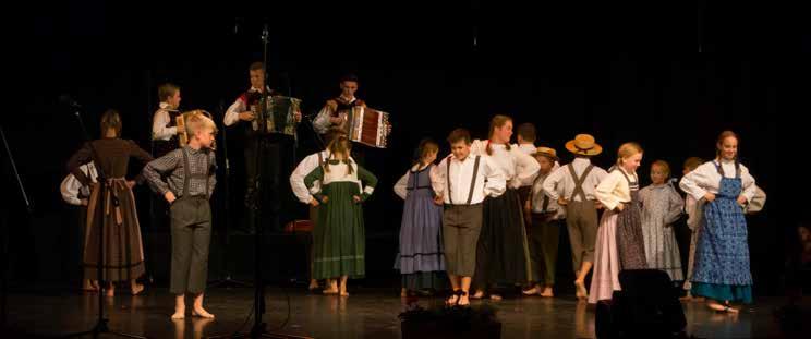KULTURA Otroška folklorna skupina predstavlja zgodbo "Od zemlje do kruha" Svečani koncert ob-65 letnici Kulturnega društva Svoboda Mengeš V Kulturnem domu Mengeš je bil 20.