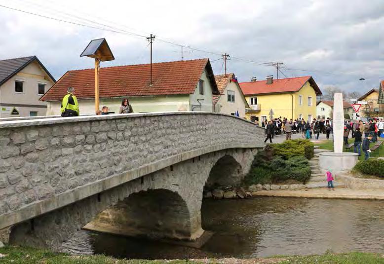 REPORTAŽA PRIDOBITEV ZA VSO OBČINO Obnovljen kamniti most v Loki Kamniti most, ki je datiran v 16. ali 17. stoletje, je skozi zgodovino doživljal različne preobrazbe.