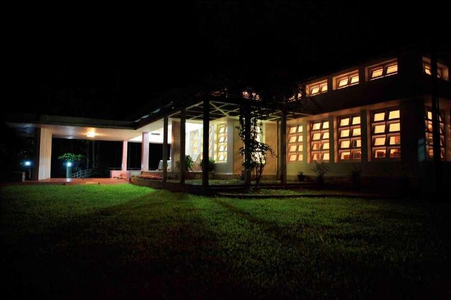 which is one of the best plantation stays in South India, on a land cleared in the 1920s, the Next option is the Evergreen Estate bungalow (Deluxe Bungalow), built in 1955,an art deco styled