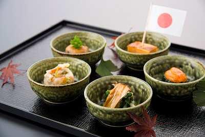 Contents of menu: Kisetsu no Kozara (Small Seasonal Dishes) Egg Cake Braised
