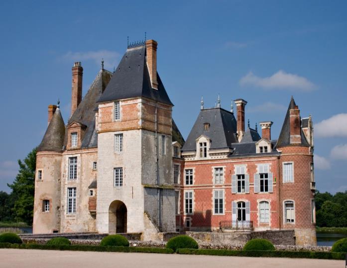 You will travel via Ouzouer-sur-Trézée across an area with lakes to the 16th century chateau near Bléneau. Your trip ends in the village Rogny-les-Sept-Écluses, known for its seven historical locks.