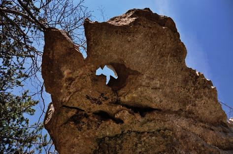 Pod Gobo se razprostira Duga stena (Dolga stena) z odtisi hudičevih stopinj in s še mnogimi drugimi čudovitimi kamnitimi tvorbami v obliki