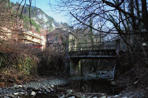 Tam teče majhna rečica Glinjščica, ki s tridesetmetrskim slapom ustvarja divjo kraško sotesko vse do vasi Boljunec. Tu v Botaču ob starodavnem mlinu je zelo ozek kamnit most.