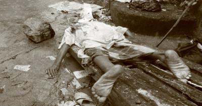 A serial killer dubbed as The Stoneman by the newspapers haunted the streets of Calcutta in 1989. The killer murdered thirteen people in six months. Unsuspecting homeless people were his victims.